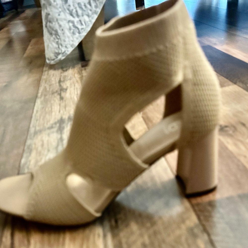 Beige lightweight open-toe shoes